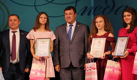 Депутаты пожелали выпускникам доброго пути
